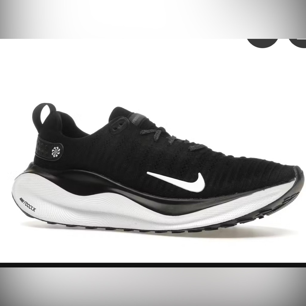 Nike Men's Black and White Athletic Sneakers